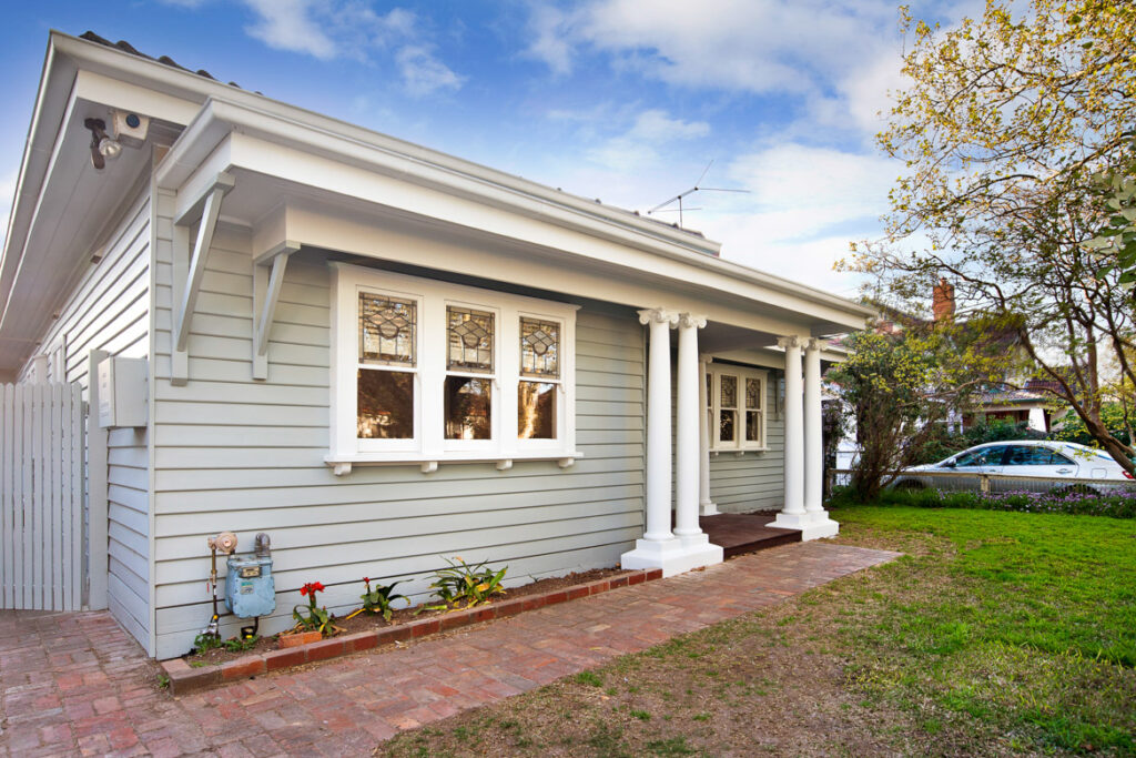 Choosing Between DIY and Professional Painting